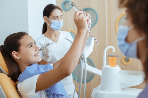 How to Choose a Pediatric Dental Office (1) child gets pediatric dentistry